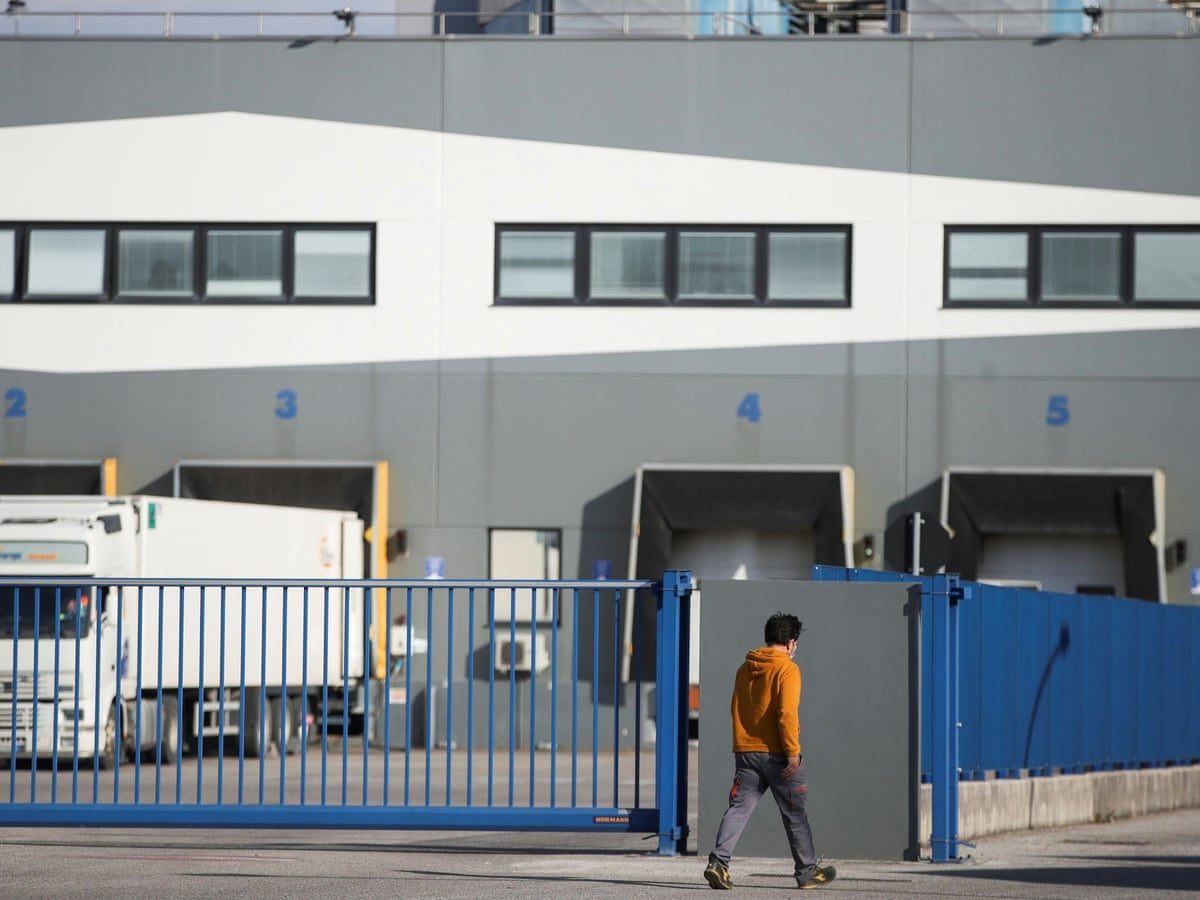 مخابرات وشرطة عسكرية وغارة مفاجئة.. لماذا تشن إيطاليا حرباً لـ”ضبط” لقاحات أسترازينيكا؟