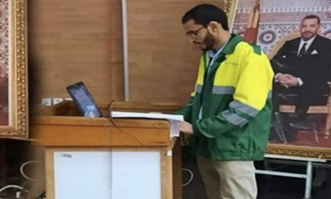 ناقش رسالة الدكتوراه بزي عمال النظافة.. باحث مغربي لـ”عربي بوست”: أعشق البيئة منذ صغري وممتنٌّ لكل من يخدمها