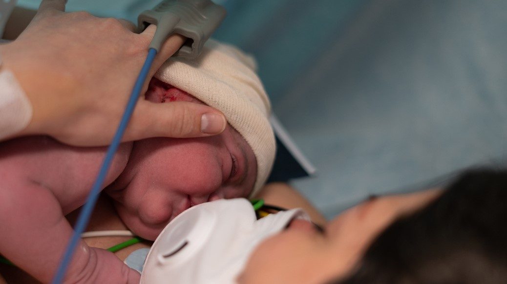 أول طفلة بالعالم تولد وفي جسدها أجسام مضادة لكورونا.. تلقت والدتها اللقاح قبل إنجابها بأسابيع