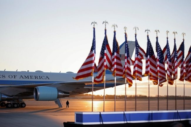 رجل يتسلل لقاعدة جوية تشغل طائرة بايدن! تجول بها لساعات، وهكذا كشف أمره!