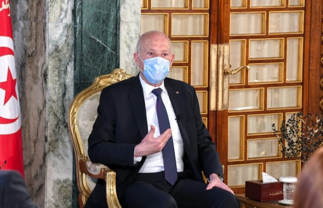 مناورة سياسية أم ارتباك وتردد؟ لماذا شن قيس سعيّد هجوماً لاذعاً على “الرباعي”؟