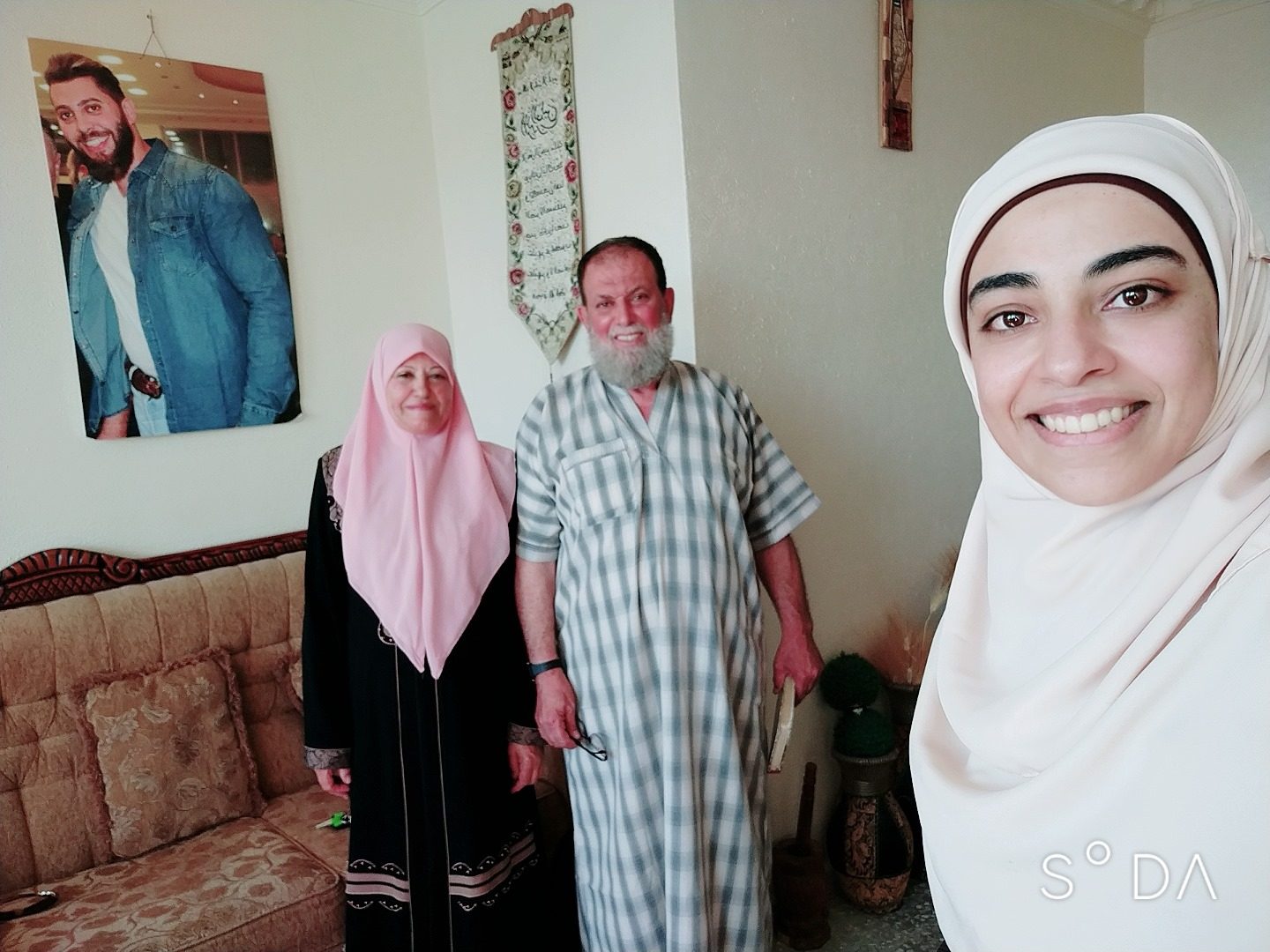 مع الشيخ الفلسطيني عمر البرغوثي وزوجته أم عاصف/ مواقع التواصل