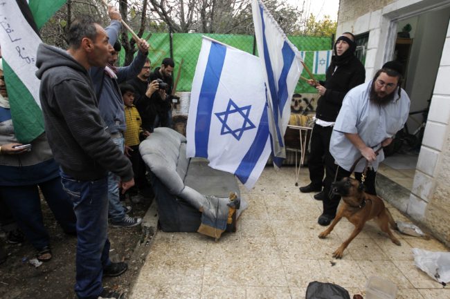 مواجهات عنيفة بين قوات إسرائيلية ومحتجين بـ”الشيخ جراح”.. القمع أسفر عن 16 إصابة بغاز الفلفل