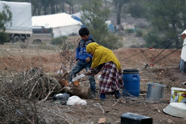 لقبوه بـ”أبو الشهداء”.. سوريٌّ يريد العدالة بعدما قتل النظام زوجته وأبناءه وتركه مع 11 حفيداً