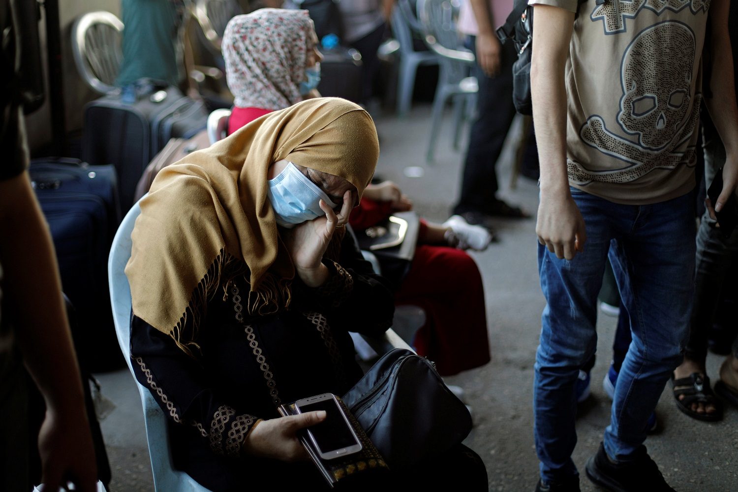 كورونا يفتك بالفلسطينيين، ونتنياهو يحتفي بالتلقيح وفك الحظر.. مشهدان يعكسان خطراً يحدق بالضفة