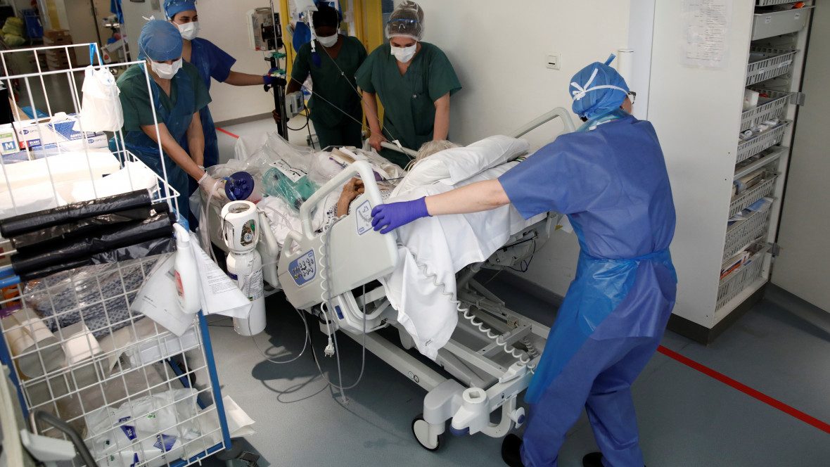 عملية نادرة لزرع رئة لمريض دمر كورونا رئتيه.. تبرع بها مصاب سابق بالفيروس