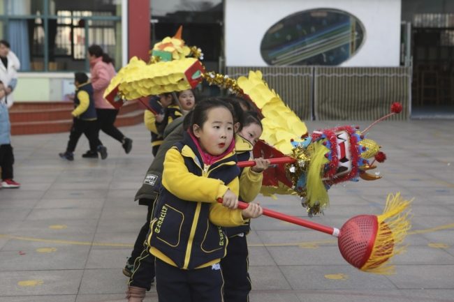 مقترح صيني غريب لمواجهة تراجع المواليد بالبلاد: تخفيض سنوات التعليم يعني أطفالاً أكثر!