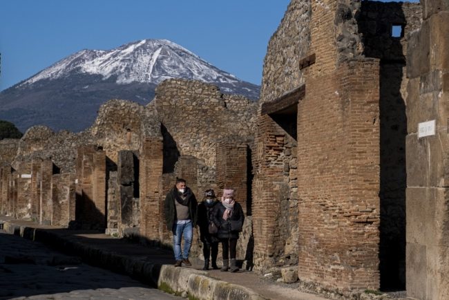 قَتل ألفَيْ شخص في 15 دقيقة.. هكذا قضى بركان بومباي على كل أشكال الحياة في المدينة