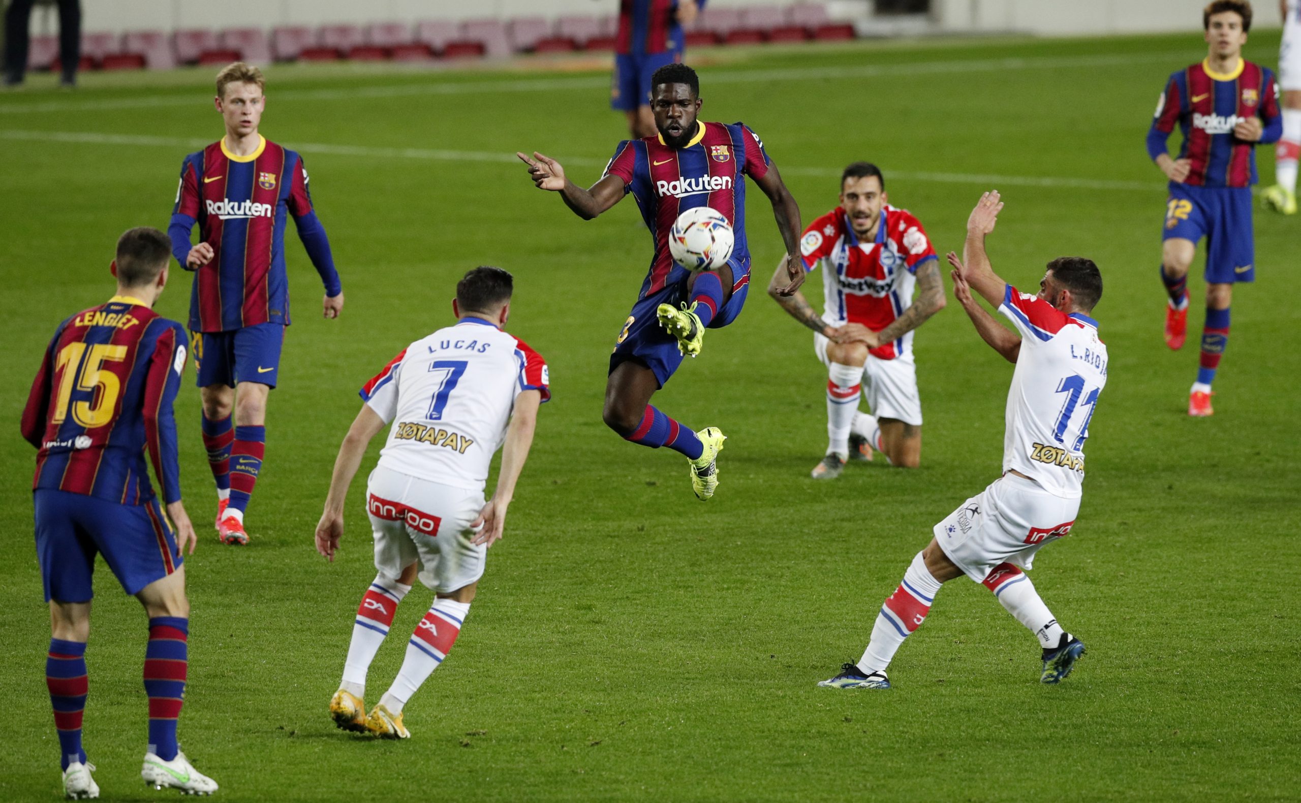 صامويل اومتيتي مدافع برشلونة (رويترز)