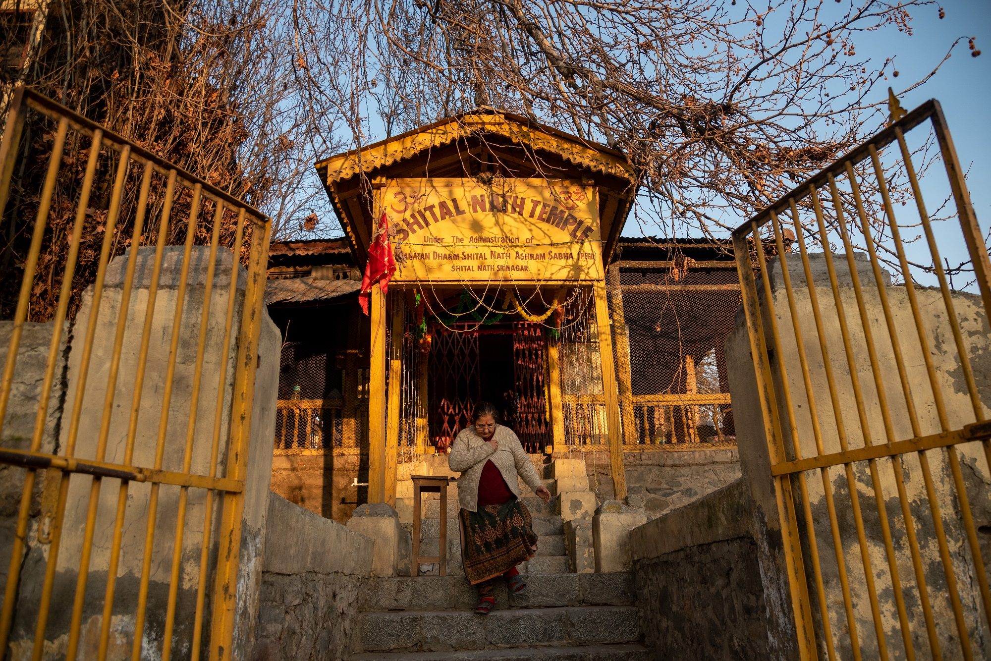 دخل المعبد لشرب الماء فتلقَّى ضرباً مبرحاً.. فيديو يظهر رجلاً يعتدي على صبي مسلم في الهند