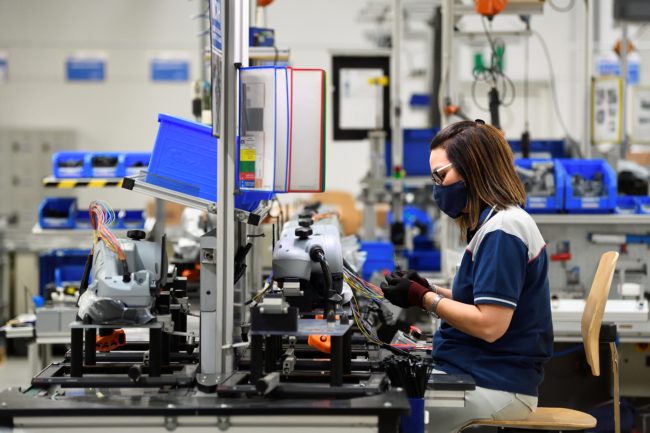 النساء يدفعن ثمن جائحة كورونا.. البنك الدولي: الحمل يتسبب بطردهن من الوظائف في 38 دولة