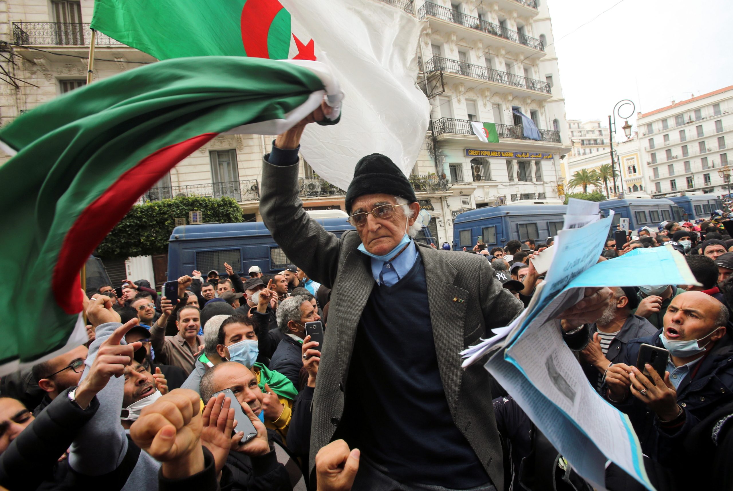 سحب الجنسية من معارضي الجزائر في الخارج