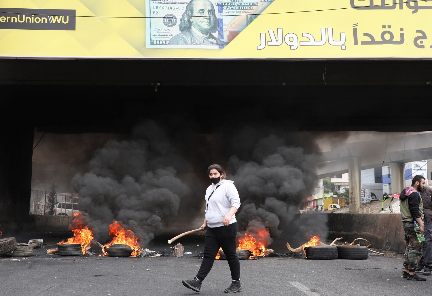 مشاهد من مظاهرات بيروت/ رويترز