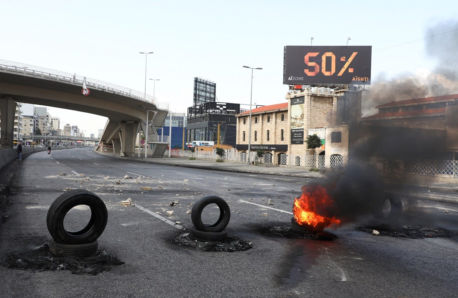 مشاهد من مظاهرات بيروت/ رويترز