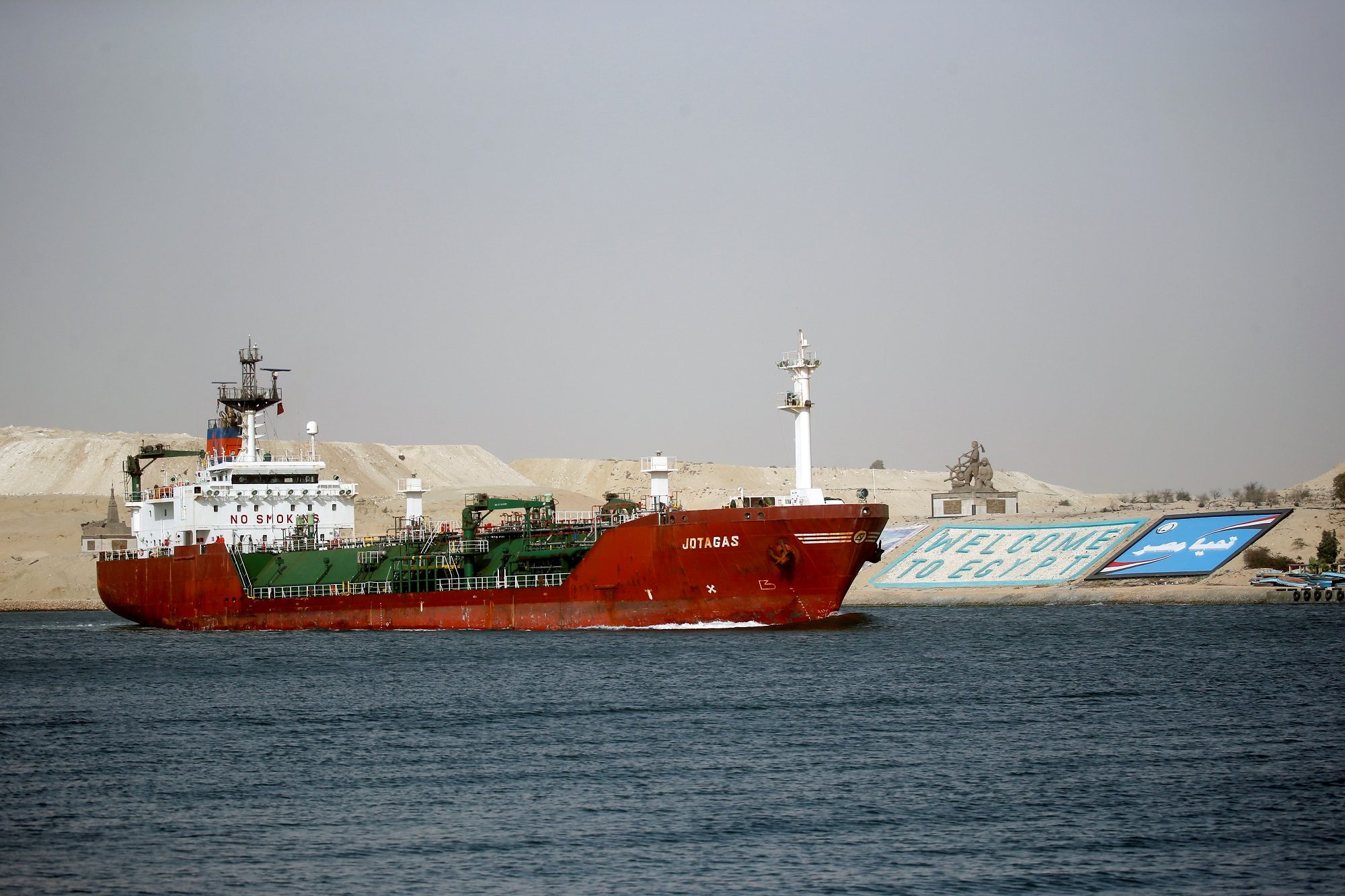 تراجع في أسعار النفط بسبب أزمة السويس.. تعطُّل الملاحة يثير مخاوف في السوق