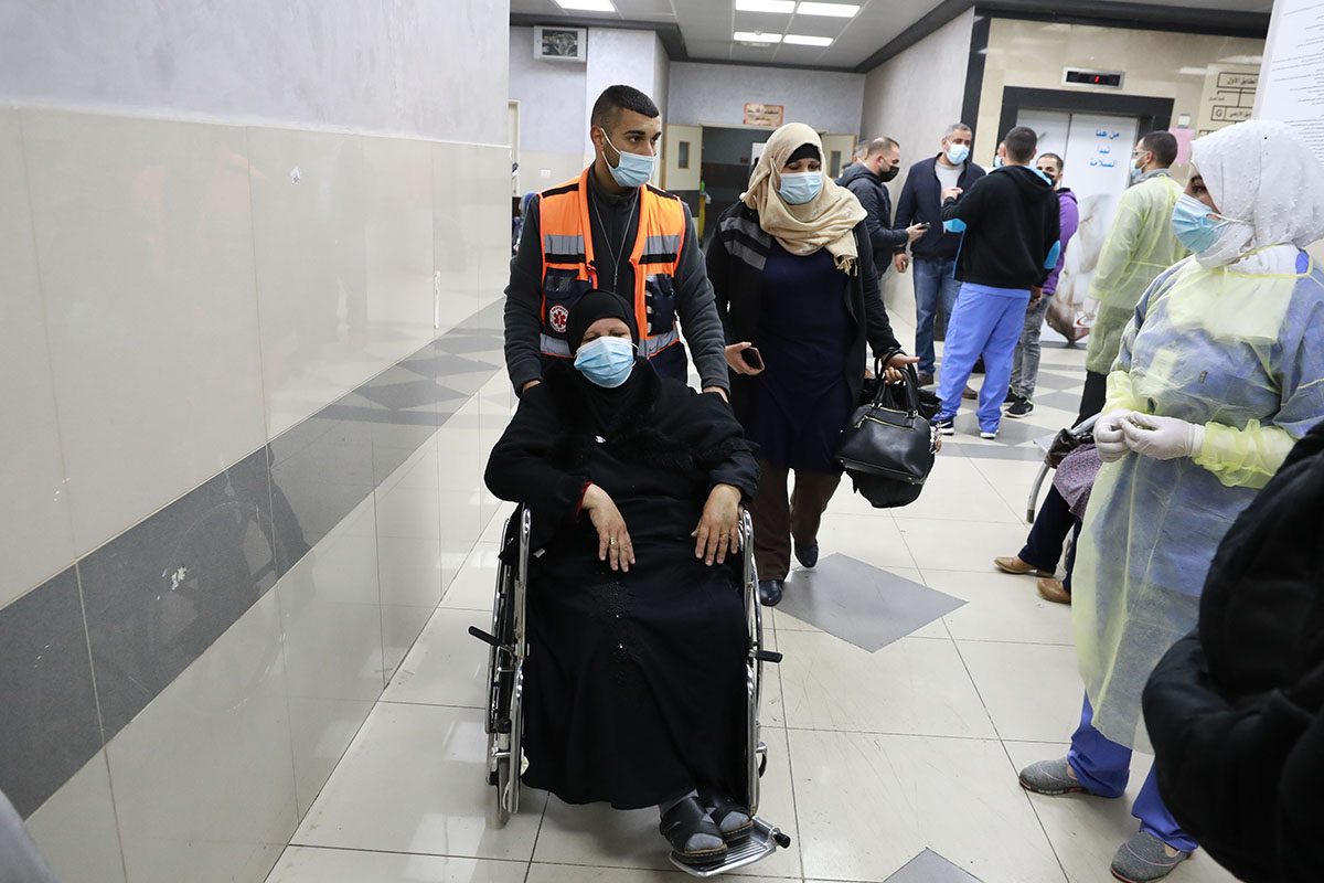 الفلسطينيون يموتون بممرات المستشفيات، ومئات اللقاحات تُلقى في القمامة يومياً بإسرائيل! ما الذي يحدث بالضفة؟