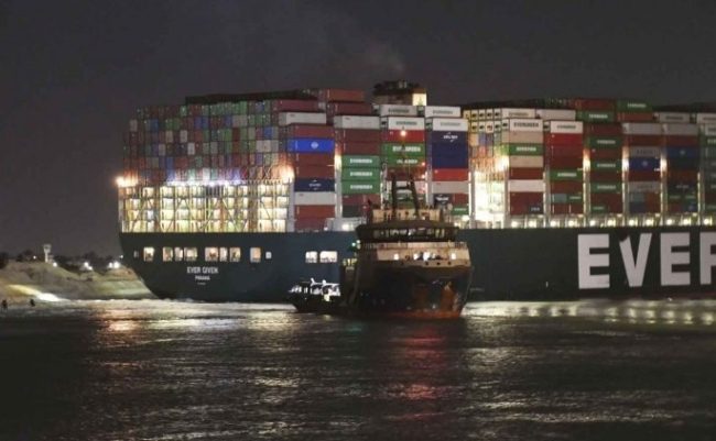 أسعار النفط العالمية تهبط بعد تحريك السفينة التي أغلقت قناة السويس لأيام