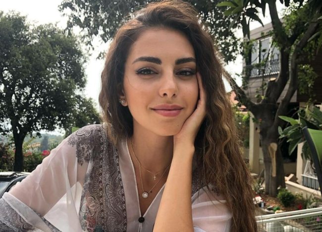 فاليري أبو شقرا تكشف عن وجهي توأمها لأول مرة.. جمالهما أثار تفاعلاً على السوشيال ميديا