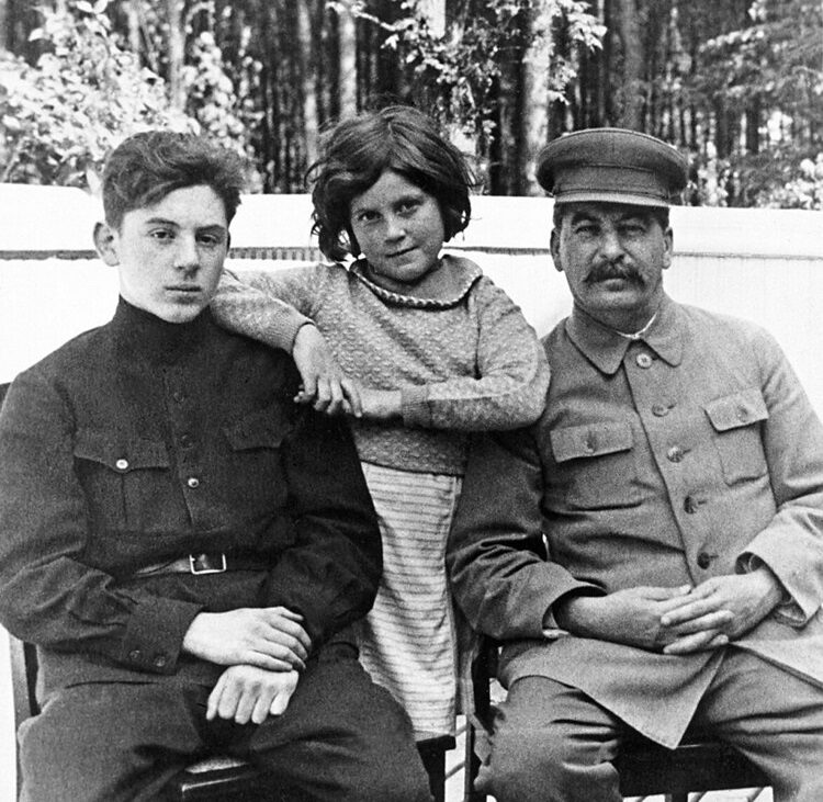 فاسيلي ستالين ابن الديكتاتور السوفييتي جوزيف ستالين - الشبكات الاجتماعية