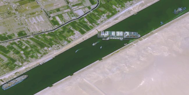 الخبراء يتحدثون.. ما الذي يتطلبه الأمر لإخراج السفينة العالقة من مجرى قناة السويس؟