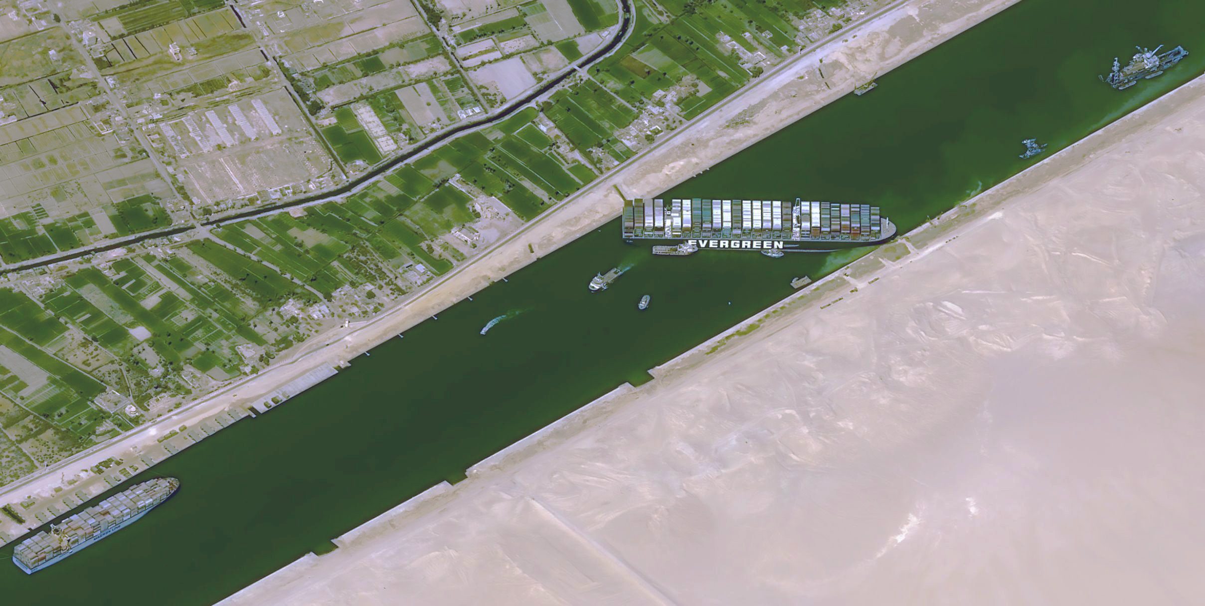 الخبراء يتحدثون.. ما الذي يتطلبه الأمر لإخراج السفينة العالقة من مجرى قناة السويس؟