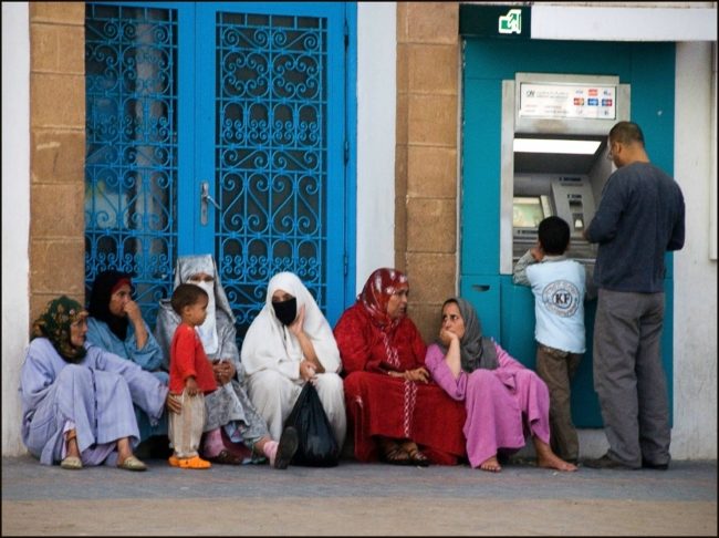 يمتلكون سيارات ومنازل ويمدون أيديهم في الطرقات.. المتسولون “الأثرياء”  يتحدّون القانون في المغرب