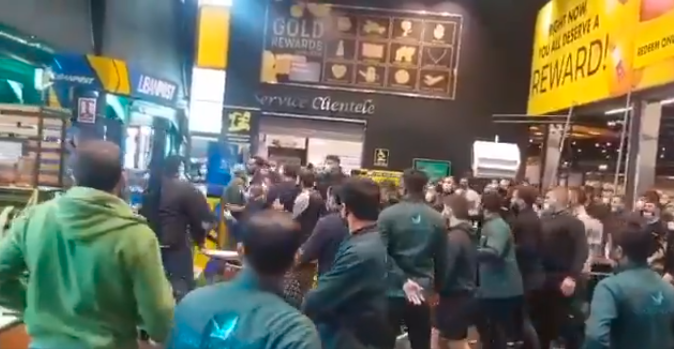 شجار عنيف في لبنان بسبب “كيس حليب” مدعوم! فيديو يوثق الحادثة يثير الغضب على مواقع التواصل