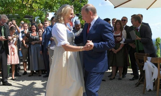 رقصت مع بوتين بحفل زفافها.. روسيا ترشح وزيرة نمساوية سابقة لعضوية شركة عملاقة