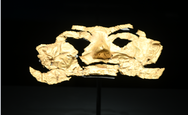 قناع ذهبي غامض عمره 3 آلاف عام يثير رواد الإنترنت.. ألهم مصممي “الميمات” والفيديوهات في الصين