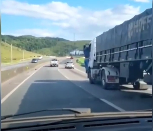 رجل شجاع يخاطر بحياته للحاق بقاتل زوجته.. تسلق شاحنة المجرم وتشبث بها 30 كيلومتراً! (فيديو)