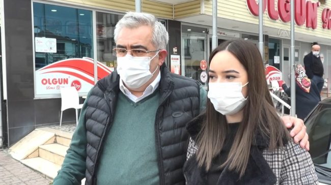 أخفى الأمر عن عائلته وفاجأها! أب يهدي ابنته “سيارة أحلامها” من أموال ادخرها من ترك التدخين