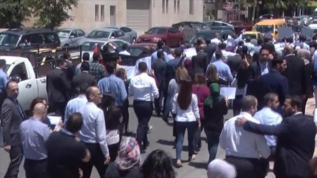 الاحتجاجات تتواصل بالأردن للمطالبة بإقالة الحكومة.. والملك عبدالله يتوعد بمحاسبة “المقصرين”