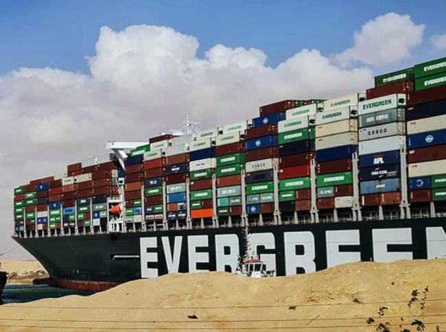 مصر تواصل احتجاز طاقم سفينة “إيفرغيفن”.. وتحذيرات دولية من معاملتهم كرهائن