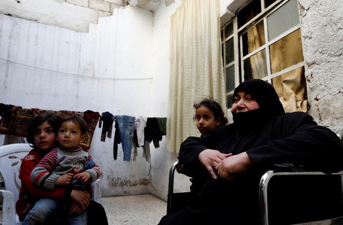 فقدت زوجها وابنها وحفديتها في ليلة واحدة.. أُم سورية ثكلى تبحث عن نعمة النسيان