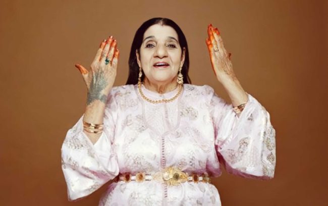 الشيخة الريميتي.. قصة المرأة التي اقتحمت “عالم النساء” المحرّم بالجزائر عبر فن الراي