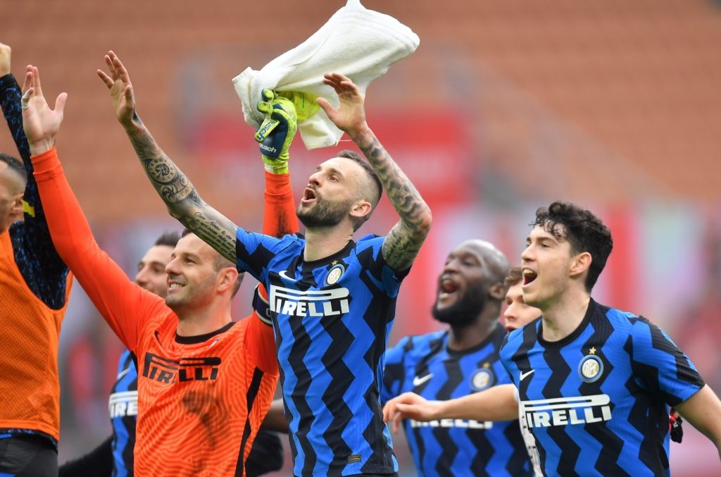 إنتر ميلان يتصدر الدوري الإيطالي حالياً (رويترز)