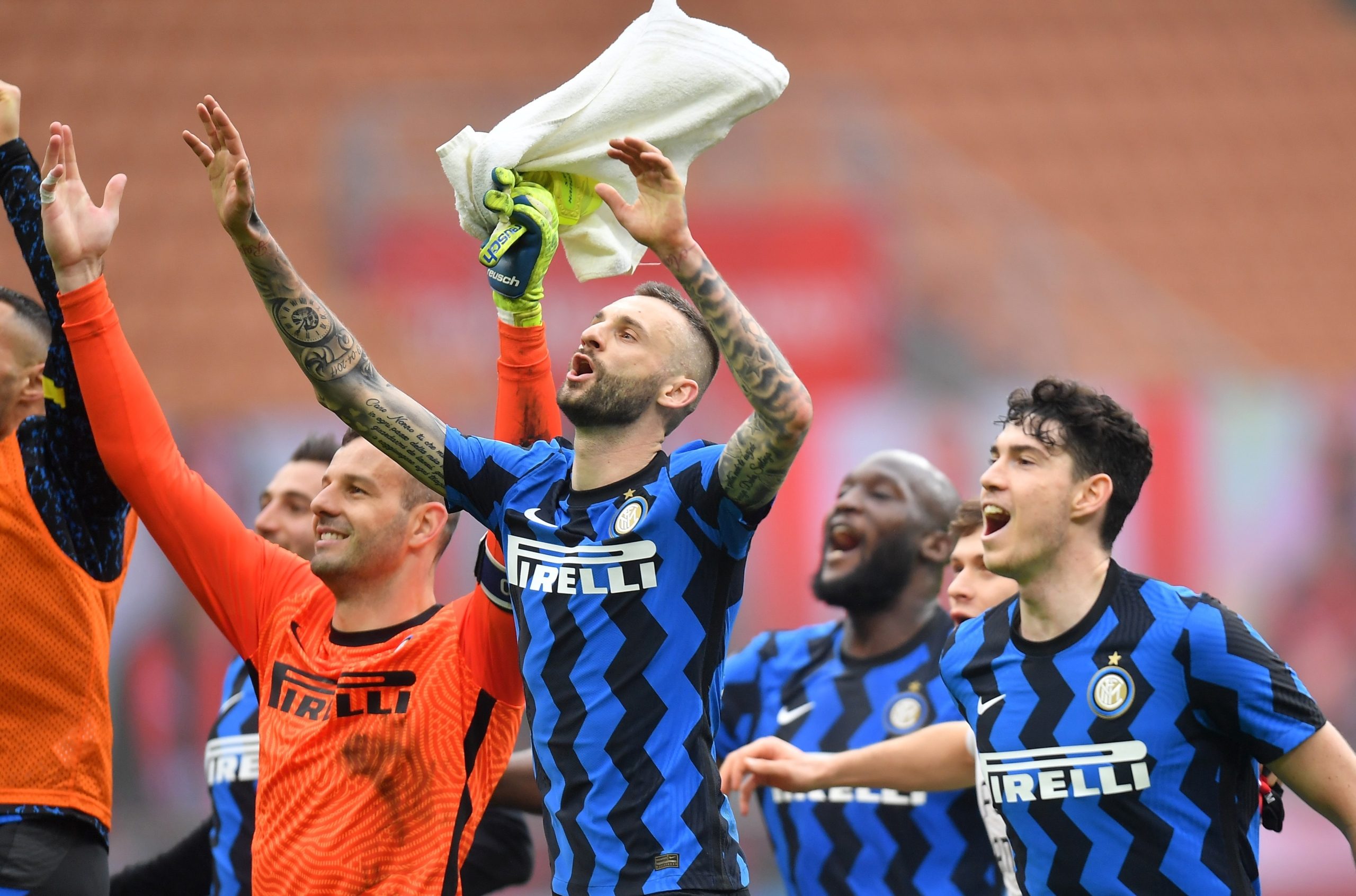 إنتر ميلان يتصدر الدوري الإيطالي حالياً (رويترز)