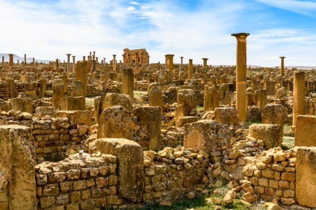 شيَّدها الرومان في موقعٍ استراتيجي.. تيمقاد: قصة المدينة الجزائرية التي غرقت في الرمال