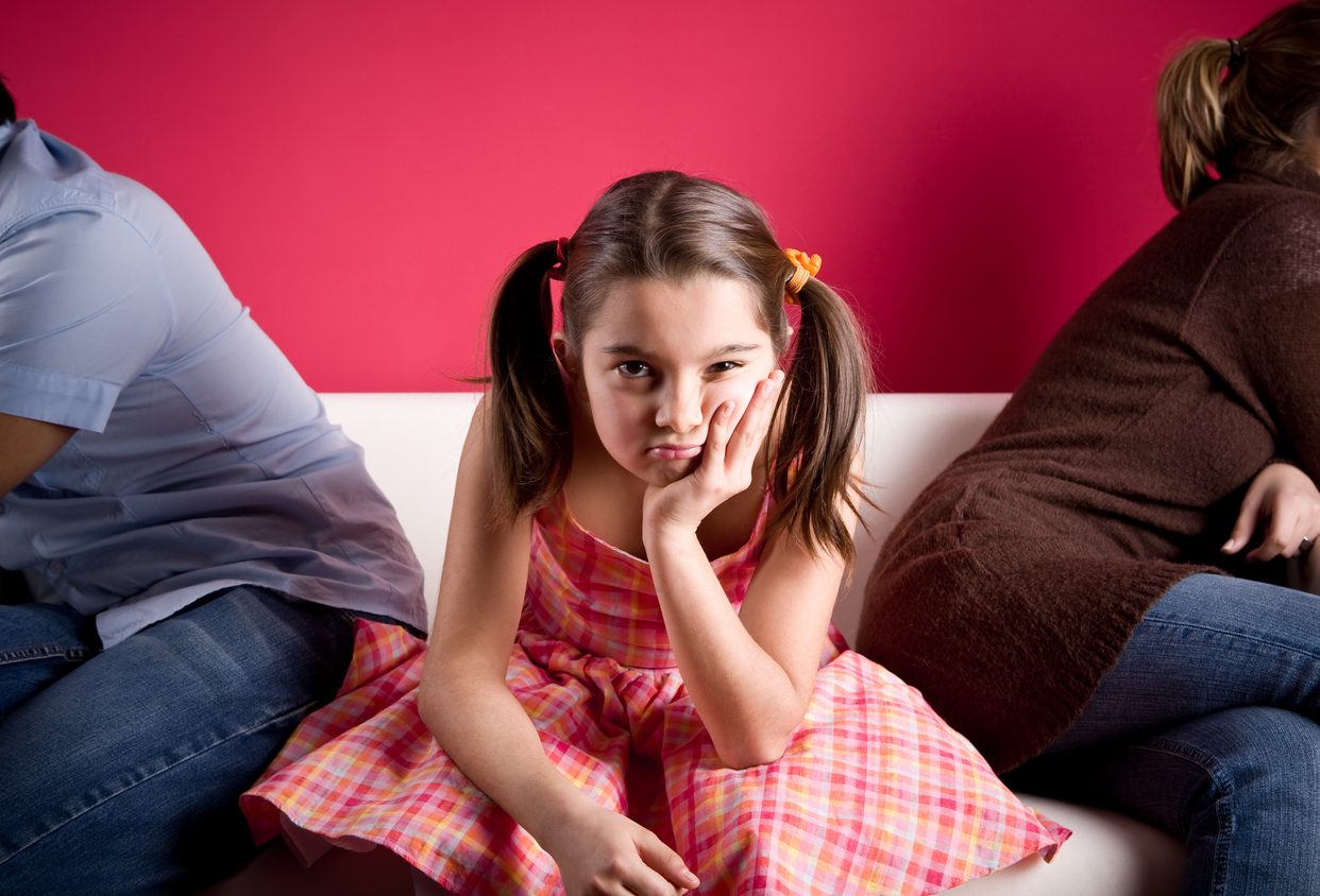 يشعرون بالإهمال وغياب الشخصية والتورط في مشكلات الكبار والصغار.. تعرّف على “متلازمة الطفل الأوسط”