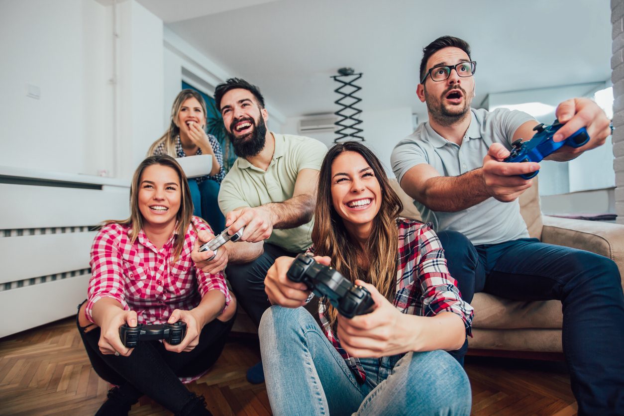 توفر الألعاب اتصالاً مستمراً بين اللاعبين المتعاونين للعمل كفريق من أجل الفوز - iStock