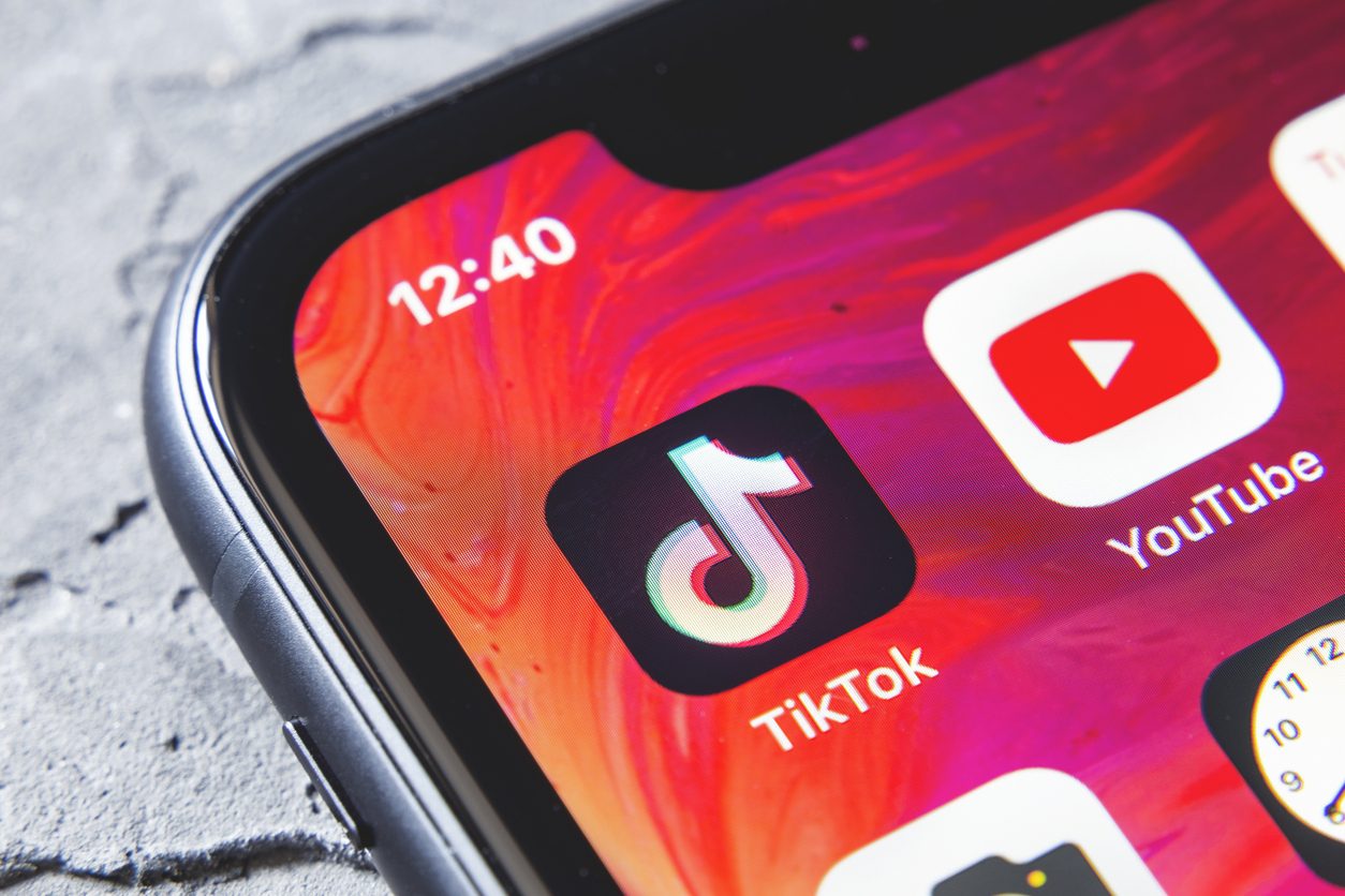istock \ الوشاح الأزرق