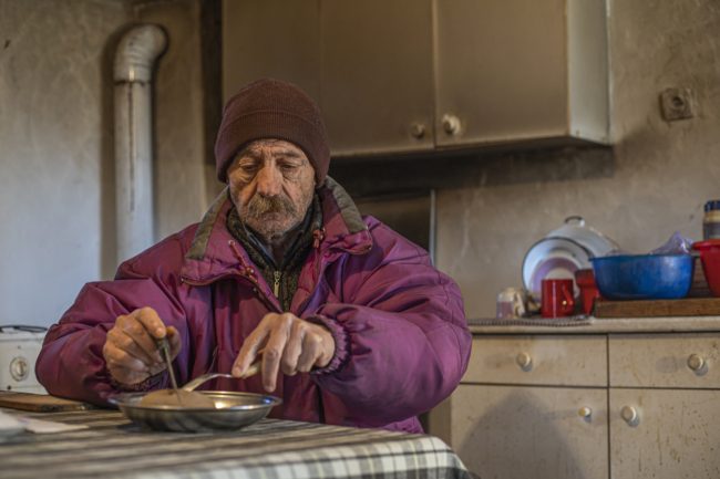 لا أملك سوى شهادة جامعية وجيب مثقوب.. كيف أسدد ديون أبي وأنقذه؟