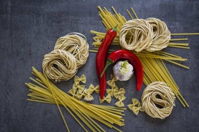 تحتوي على نسبة عالية من الكربوهيدرات والغلوتين ولكنها غنية بعناصر غذائية أخرى.. هل المعكرونة صحية؟