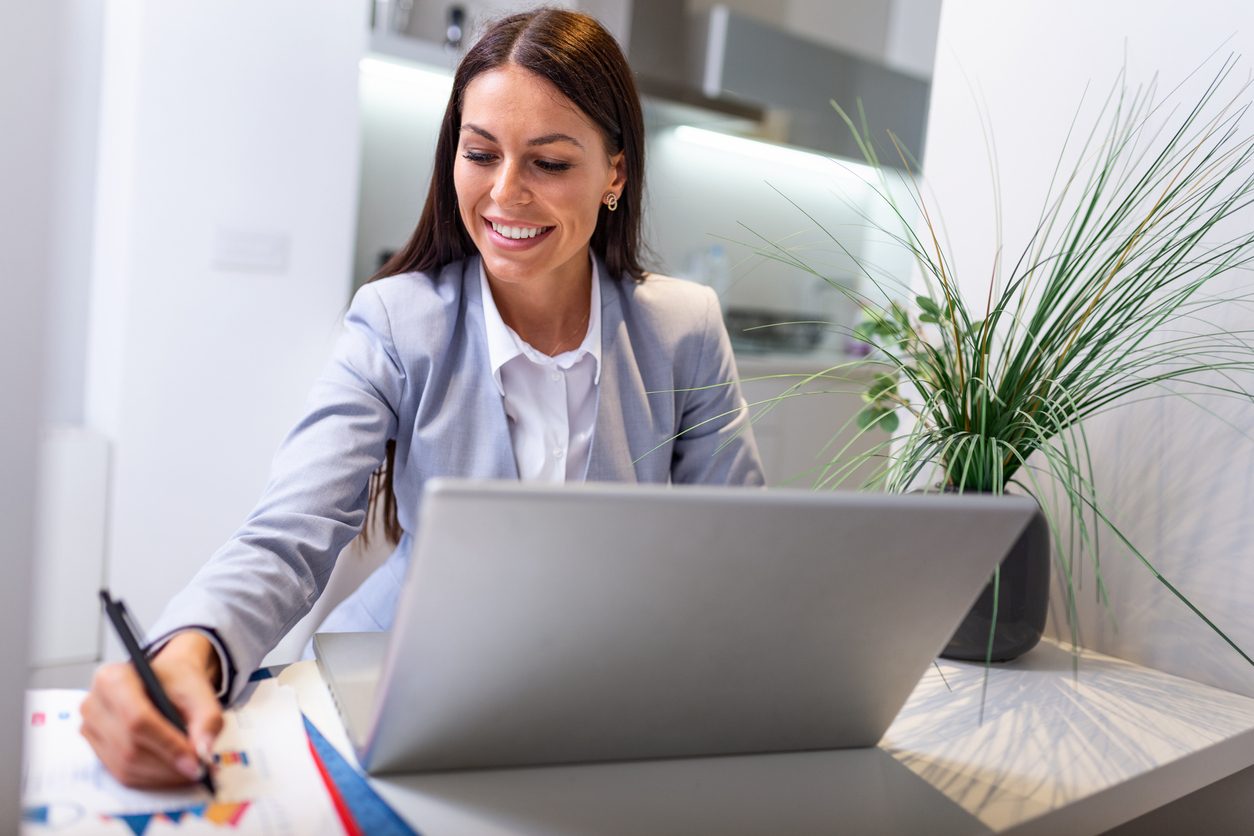 iStock/ عند التقدم لعدد كبير من الوظائف من السهل أن تنزلق منك تفاصيل الطلب، لذلك عليك أن تكون حريصاً على متابعة كل كلمة تكتبها