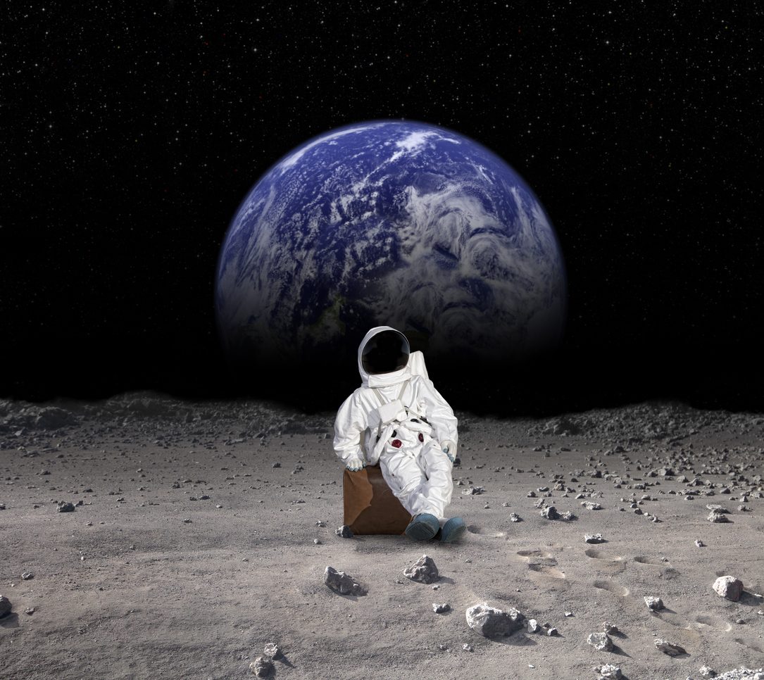 من كرات الغولف إلى رفات الموتى.. أشياء غريبة أطلقها الإنسان لتسبح في الفضاء الخارجي