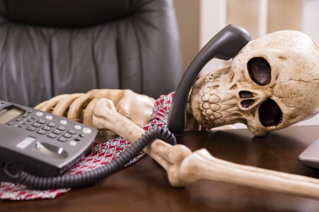 عند محاولة الوصول لخدمة العملاء.. لماذا نجد الانتظار على الخط مزعجاً؟