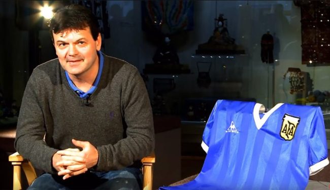 أهدى الكرة لمارادونا ليسجل بيده ثم طلب قميصه بعد المباراة.. الوجه الآخر لـ”يد الرب”