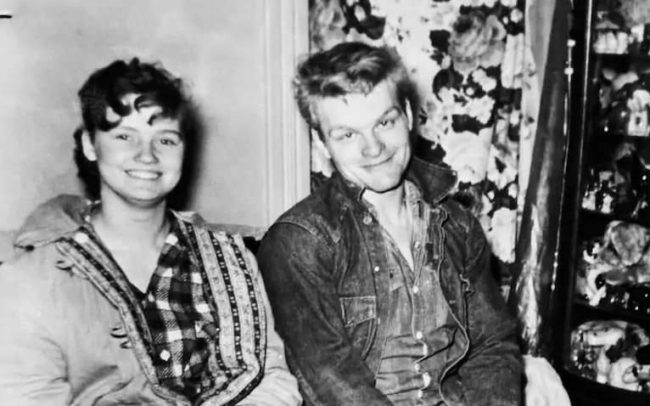 قتل والدَيْ حبيبته ثم أكملا رحلة الإجرام معاً.. قصّة المراهق الذي أرهب أمريكا في الخمسينيات