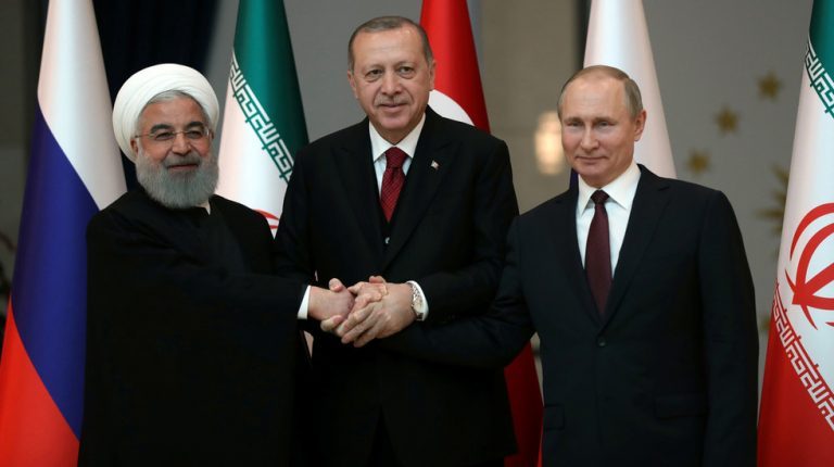 الرئيس التركي رجب طيب أردوغان مع نظيريه الروسي فلاديمير بوتين والإيراني حسن روحاني/رويترز