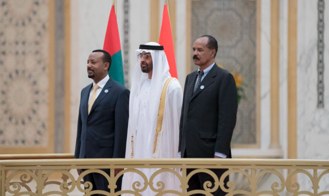 الشيخ محمد بن زايد مع الرئيس الإريتري أسياس أفورقي ورئيس وزراء إثيوبيا آبي أحمد/رويترز